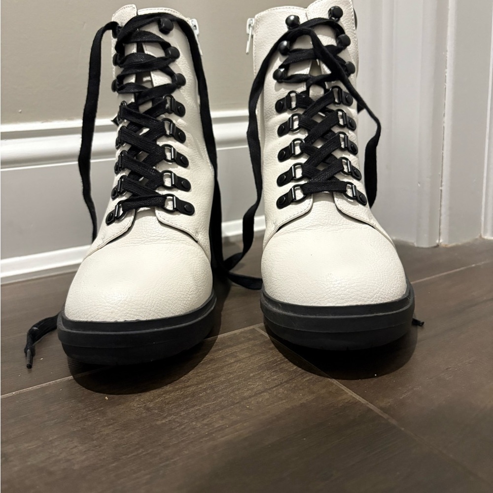 Mix #6 size 8.5 Women's White/Black Wedge Lace-Up Boots - Picture 3 of 9